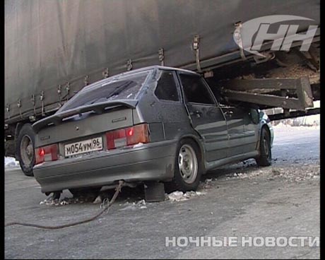 Под Екатеринбургом легковушка залетела под фуру. Жертв удалось избежать, как ни странно, благодаря хрупкости отечественных автомобилей. ФОТО, – от которых мурашки по коже 